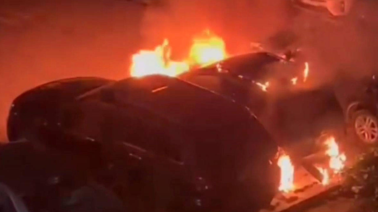 Kadıköy’de açık otoparktaki 3 araç yandı