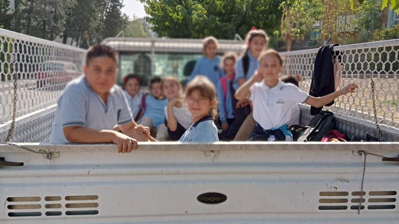Öğrenciler "taşımalı eğitim" mağduru: Çocuklar okula kamyonet kasasında gidiyor