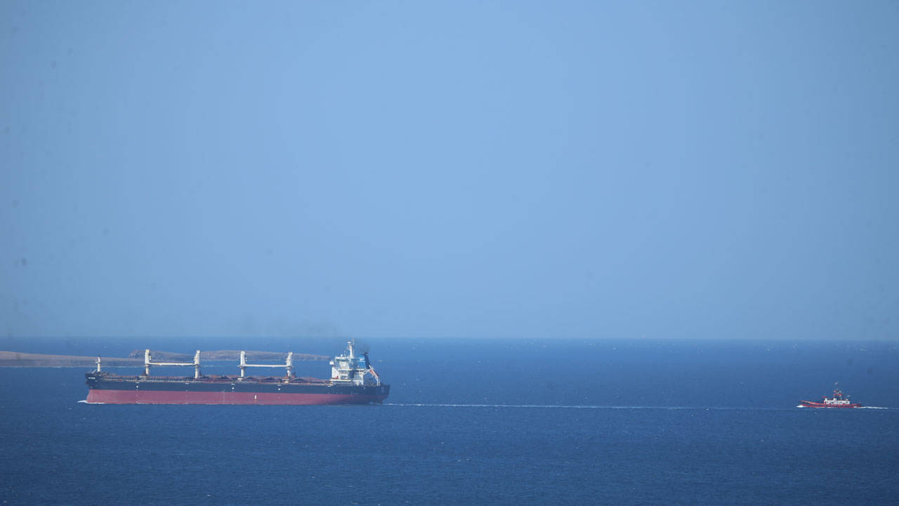 Çanakkale Boğazı'nda gemi arızası: Bozcaada açıklarında demirletildi