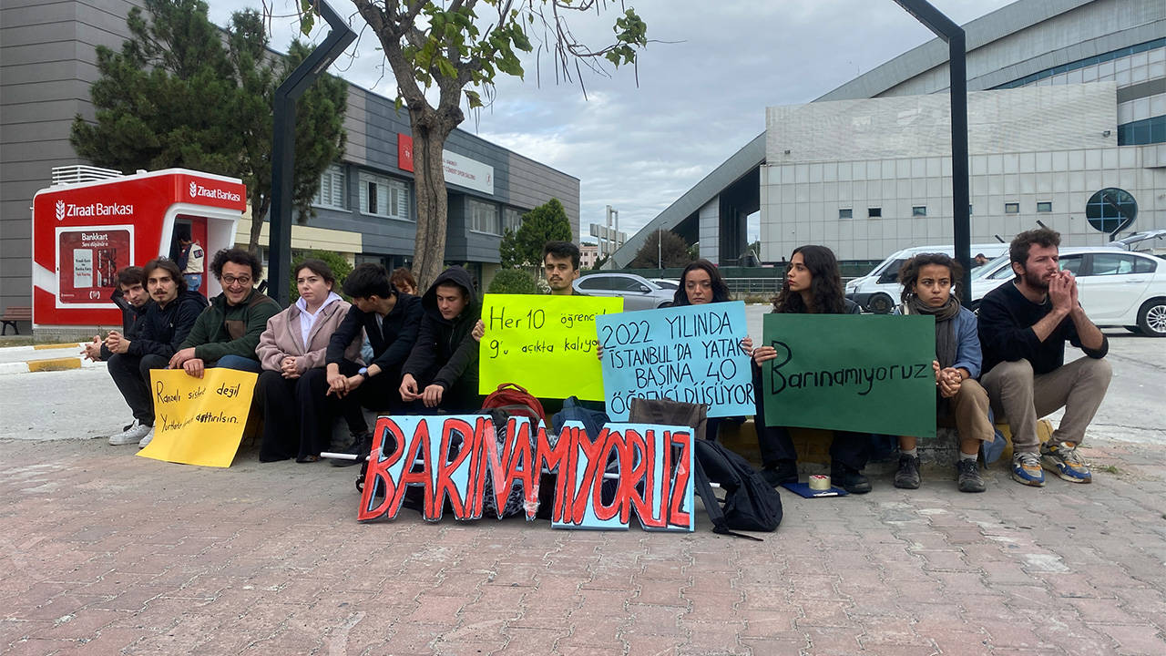 Barınma krizinin içindeki öğrencilerden protesto