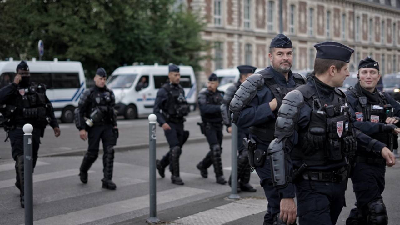 Fransa'da Danıştay polislerin yaka kartlarındaki numaranın görünür olmasını istedi