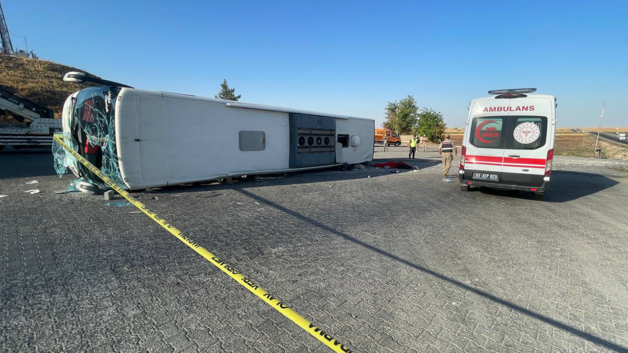 Şanlıurfa'da yolcu otobüsü devrildi: 2 ölü, 25 yaralı