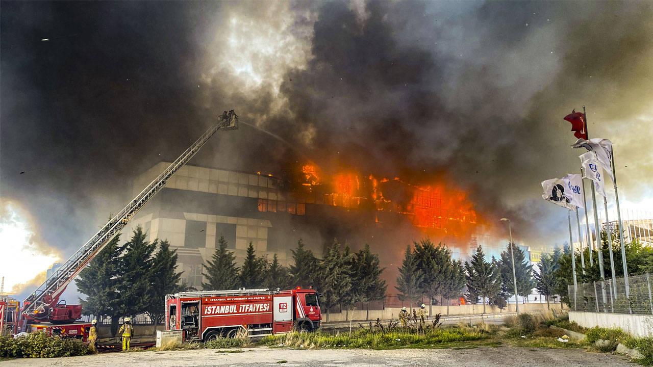 Silivri’de mobilya fabrikasında yangın: 3 işçi hastaneye kaldırıldı