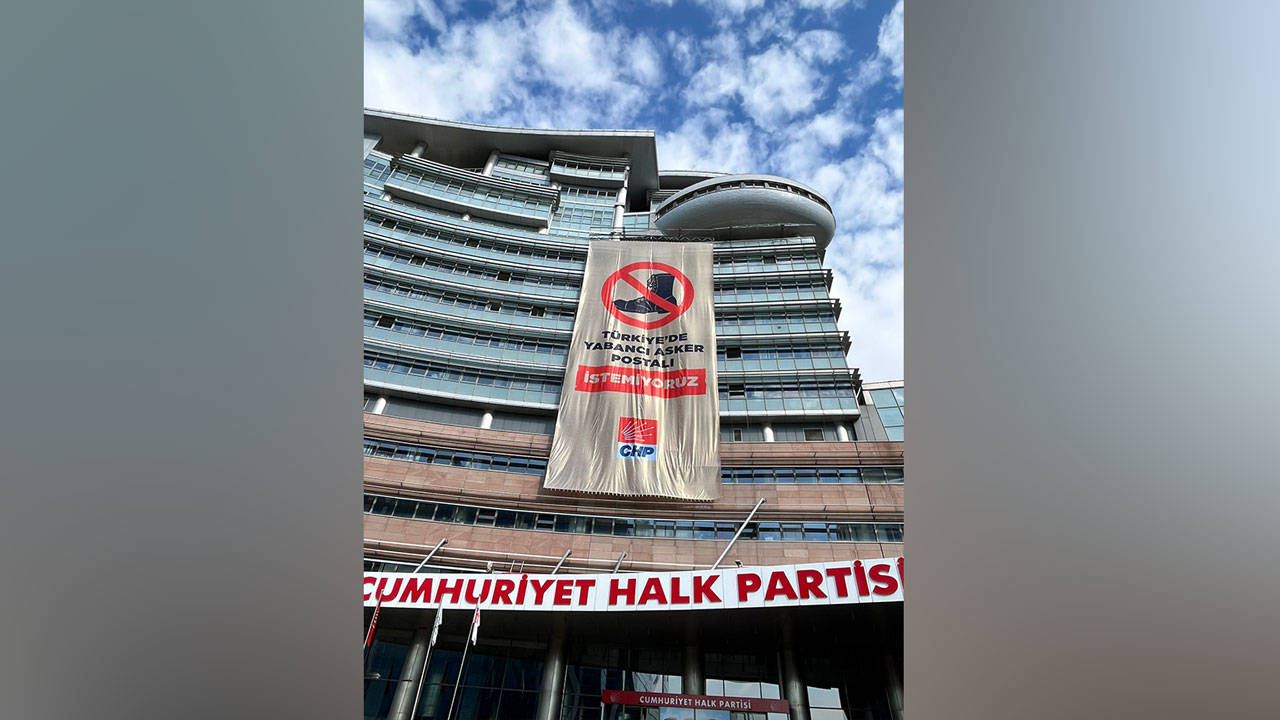 CHP Genel Merkezi'nde 'tezkere' pankartı