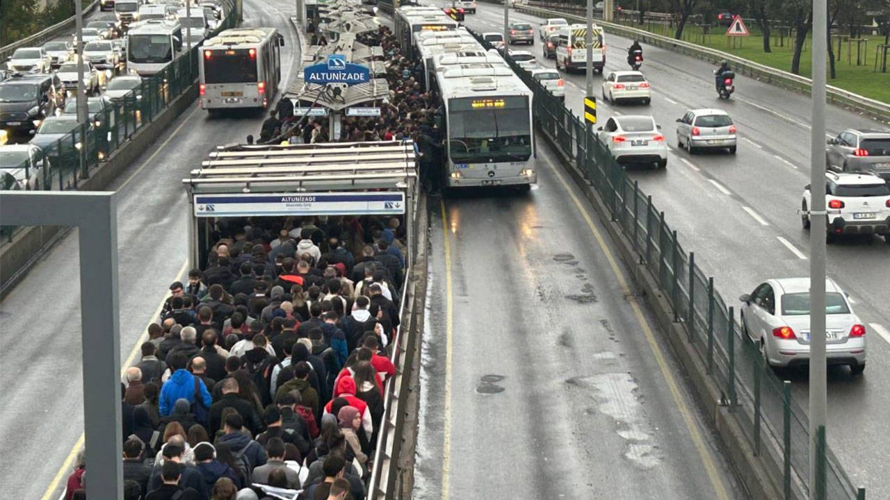 İstanbul'da yağışlı hava etkili oldu: Toplu taşımada ve trafikte yoğunluk yaşandı