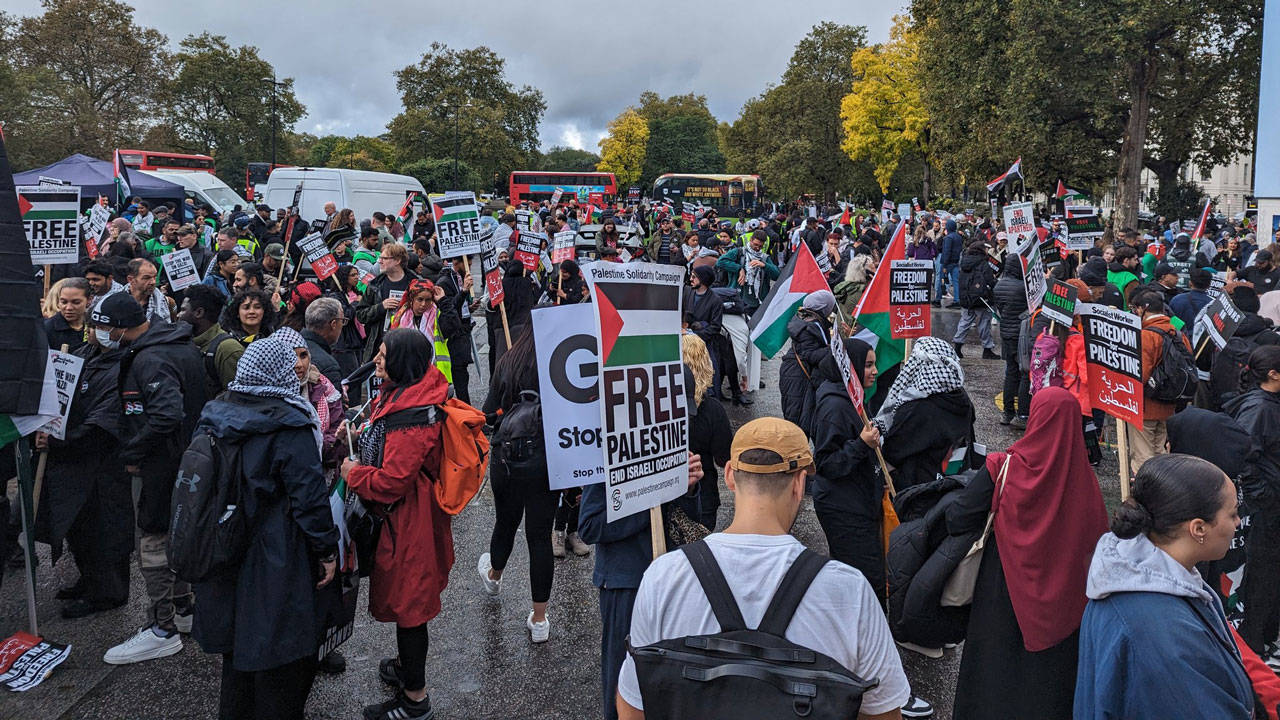 Londra’da on binler Filistin’e destek için Başbakanlığa yürüdü