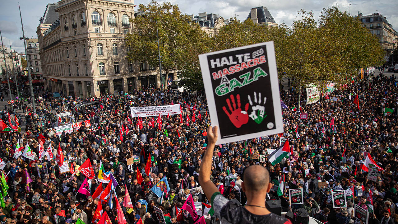 Paris'te on binler İsrail'i protesto etti