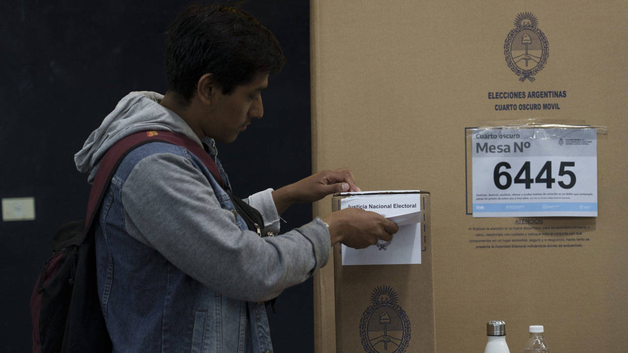 Arjantin’de kritik seçim: Sandıktan sağ çıkabilir