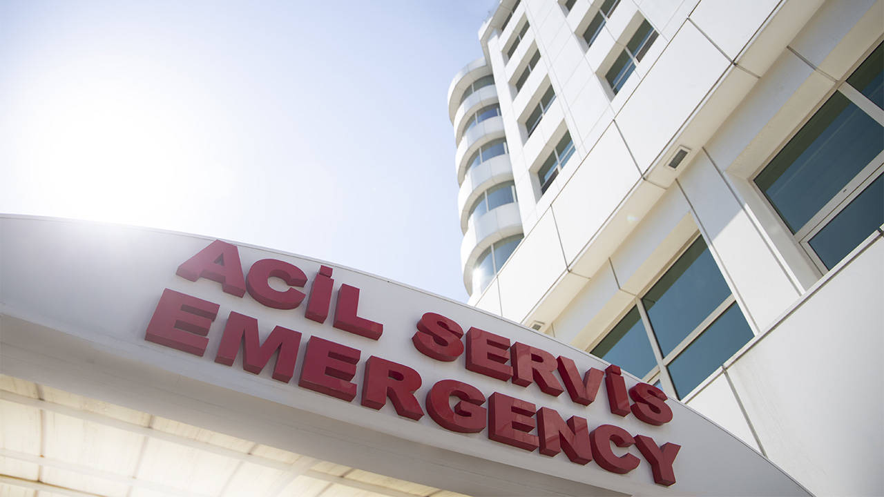 Mersin'de teknisyen tarafından tüfekle vurulan intörn doktor ağır yaralandı
