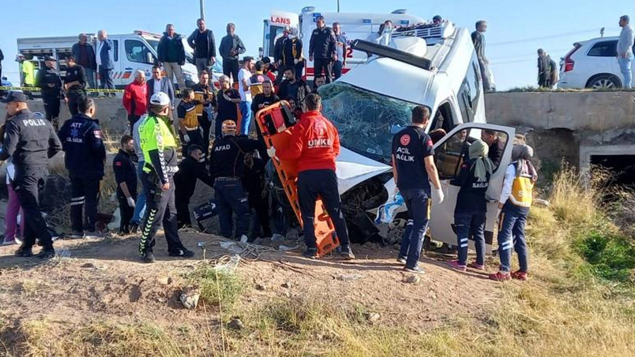 Aksaray’da işçi servisiyle kamyonet çarpıştı: 2 kişi hayatını kaybetti, 15 kişi yaralandı