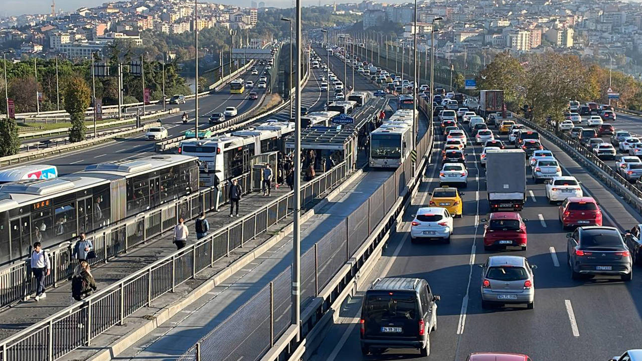 İstanbul'da Cumhuriyet Bayramı provası nedeniyle trafiğe kapatılan yollar açıldı
