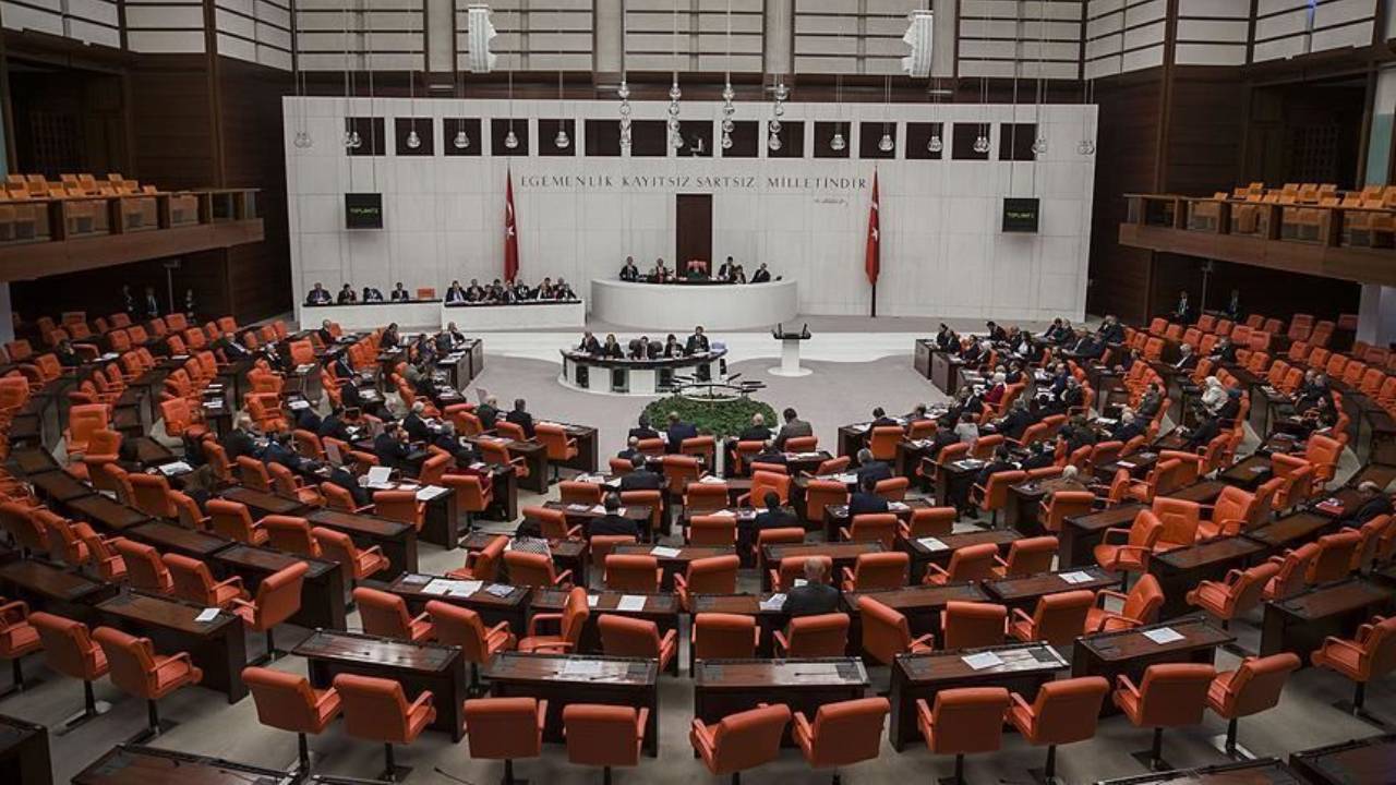 Kamuda birden fazla maaş alan bürokratların araştırılması önergesine AKP ve MHP'den ret
