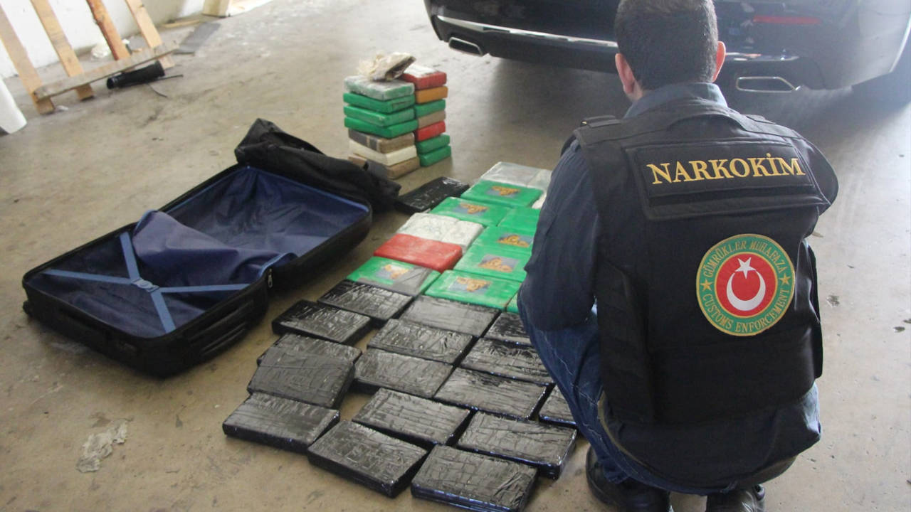 Kapıkule Sınır Kapısı'nda diplomatik araçta 54 kilo kokain ele geçirildi