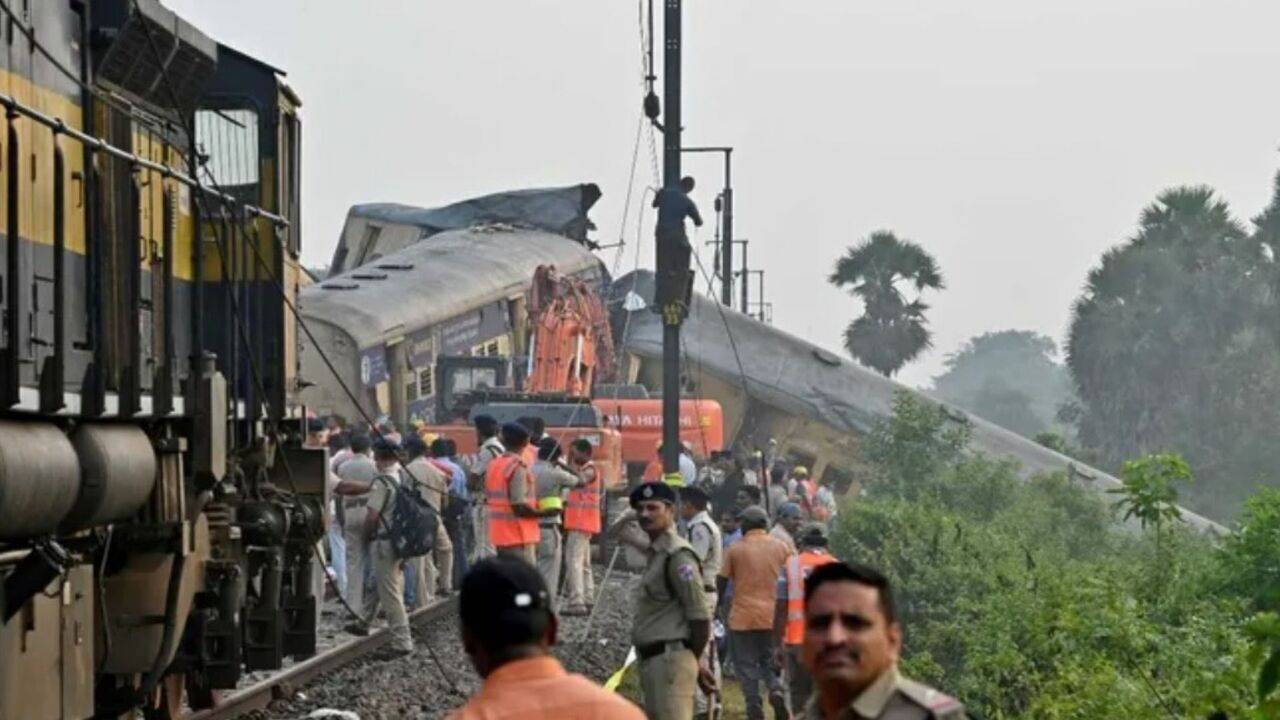 Hindistan'da tren kazası: 13 kişi hayatını kaybetti