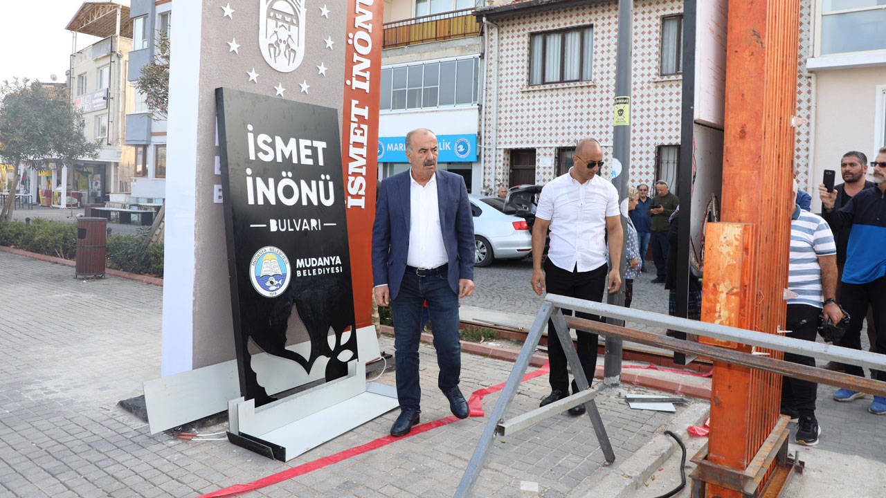 AKP’li belediye, CHP’li ilçe belediyesinin "İsmet İnönü" tabelasını söktü