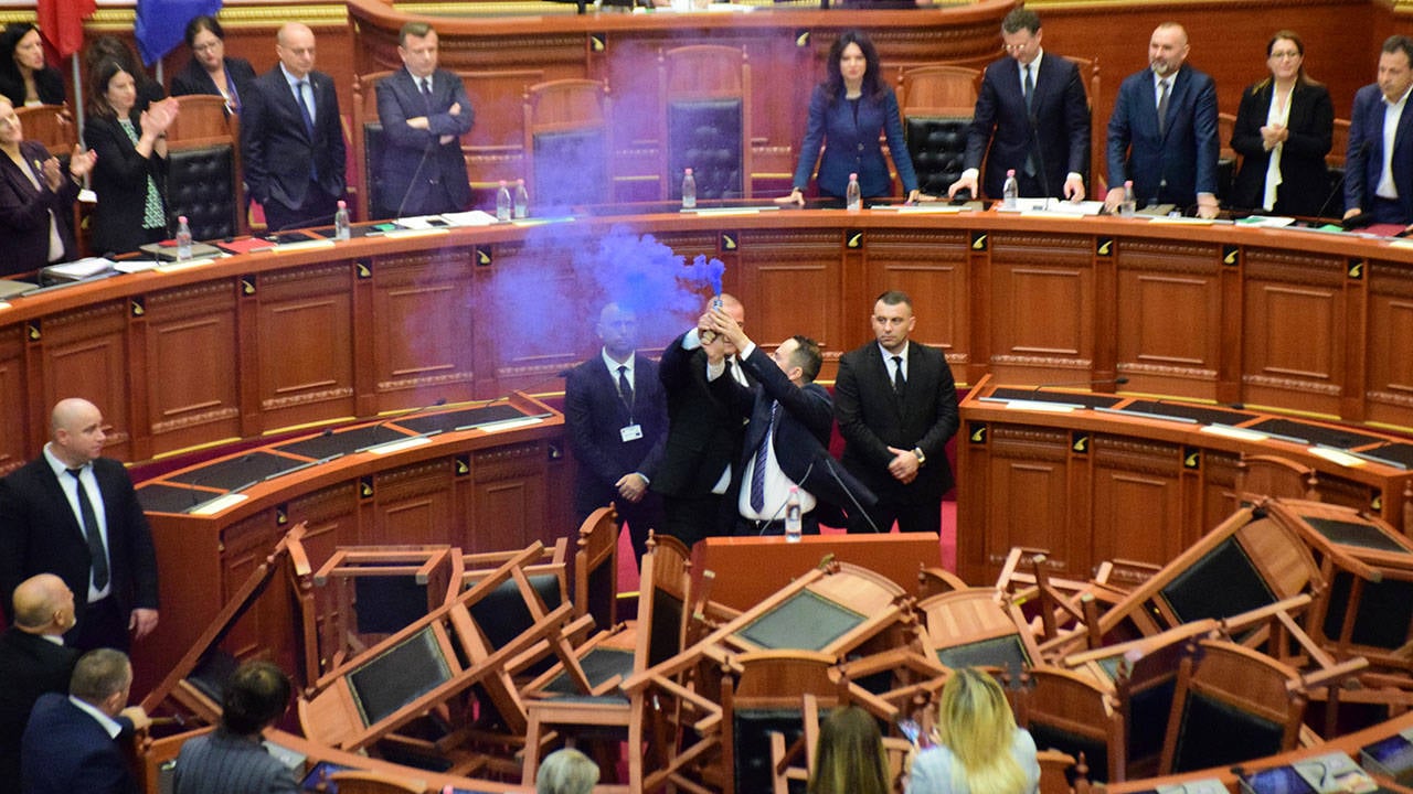 Arnavutluk Meclisi'nde muhalefet vekilleri kürsünün önüne sandalye çekip sis bombası attı