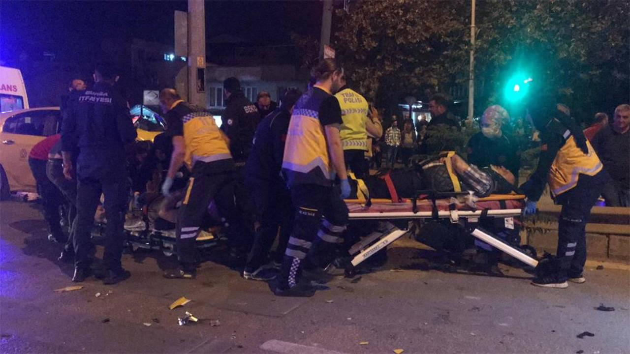 Hastaneye yetişmeye çalışan yolcuları taşıyan taksi kaza yaptı: 6 yaralı