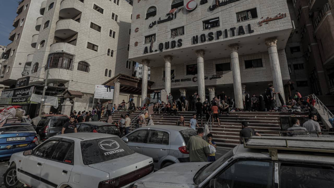 İsrail bir kez daha Kudüs Hastanesi’nin yakınını vurdu: 2 yaralı