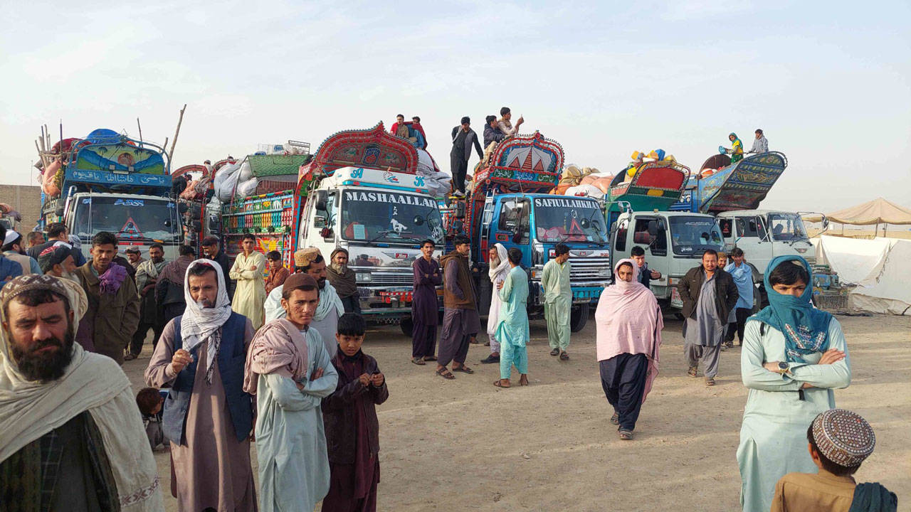Yüz binlerce Afgan zorla geri dönüyor