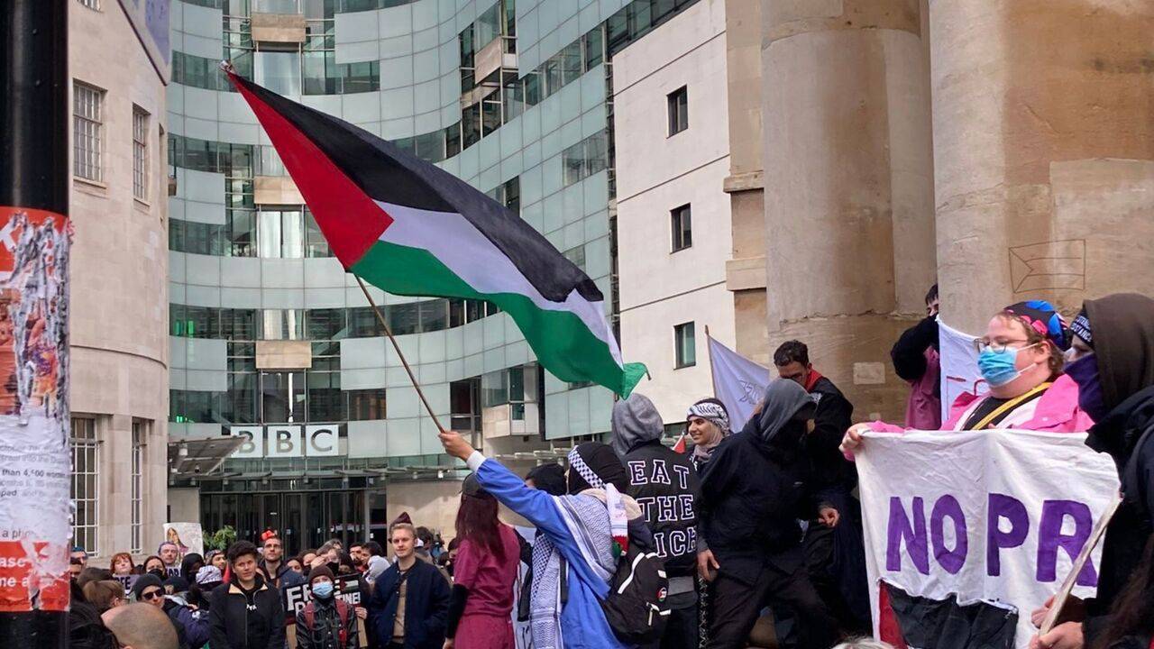 Londra'da BBC önünde Filistin protestosu: "BBC, saklanamazsın, seni soykırımla suçluyoruz"