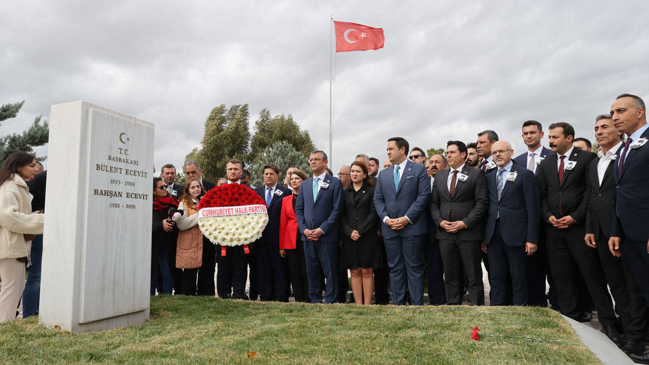 Özgür Özel, Bülent Ecevit'in mezarını ziyaret etti