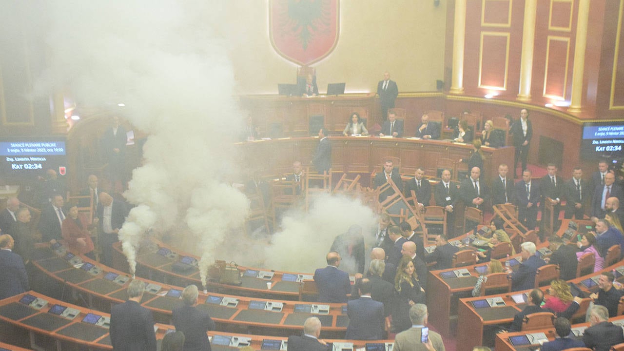 Arnavutluk Meclisi'nde muhalefetten ikinci kez sis bombalı eylem