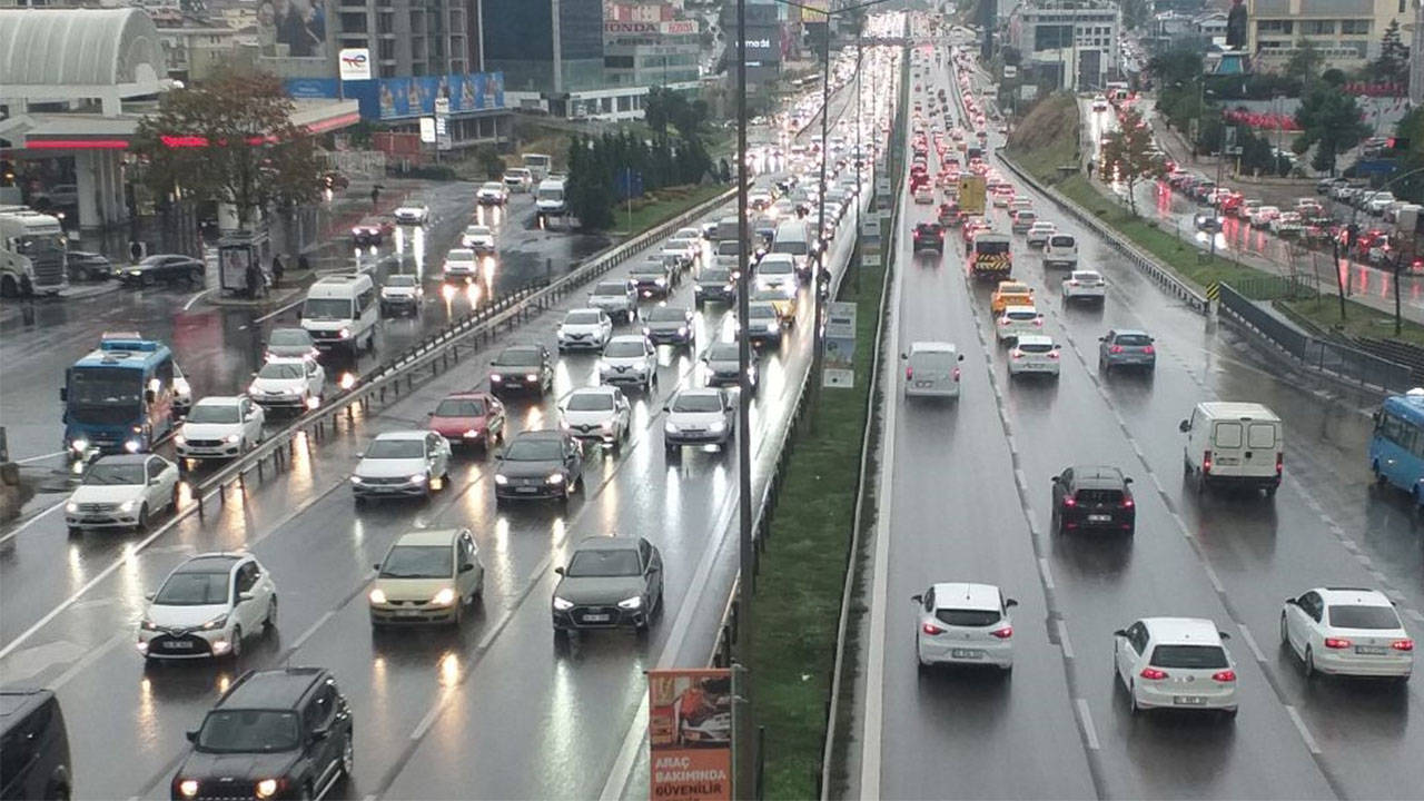Sağanak etkili oldu: İstanbul'da trafik yoğunluğu yüzde 80'e çıktı