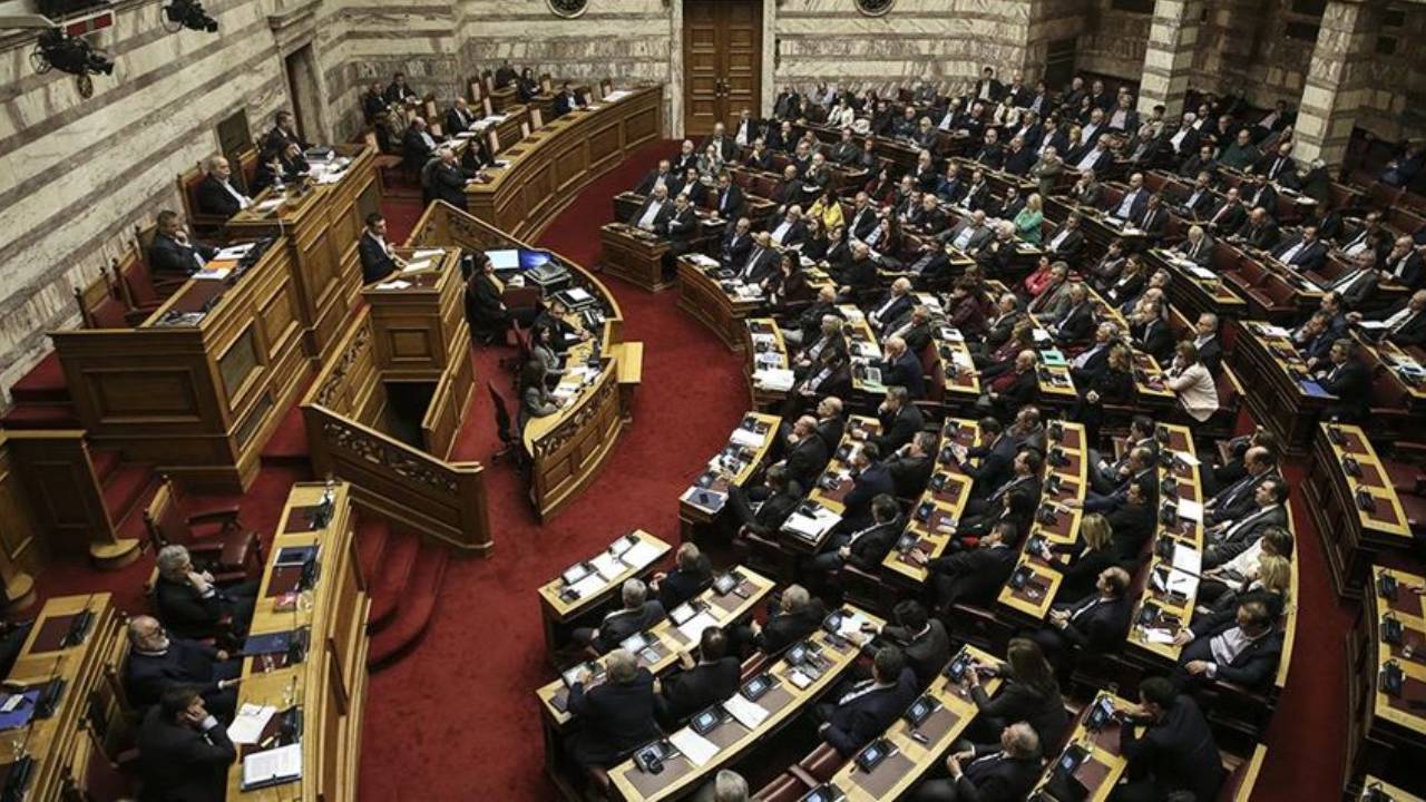 Yunanistan Parlamentosu aşırı sağcı 11 milletvekilinin dokunulmazlığını kaldırdı
