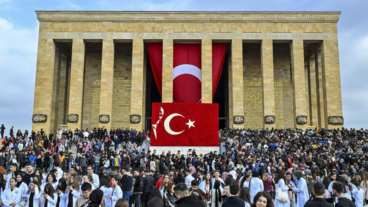 Atatürk için 09.05’te hayat durdu: Tüm yurtta anıldı