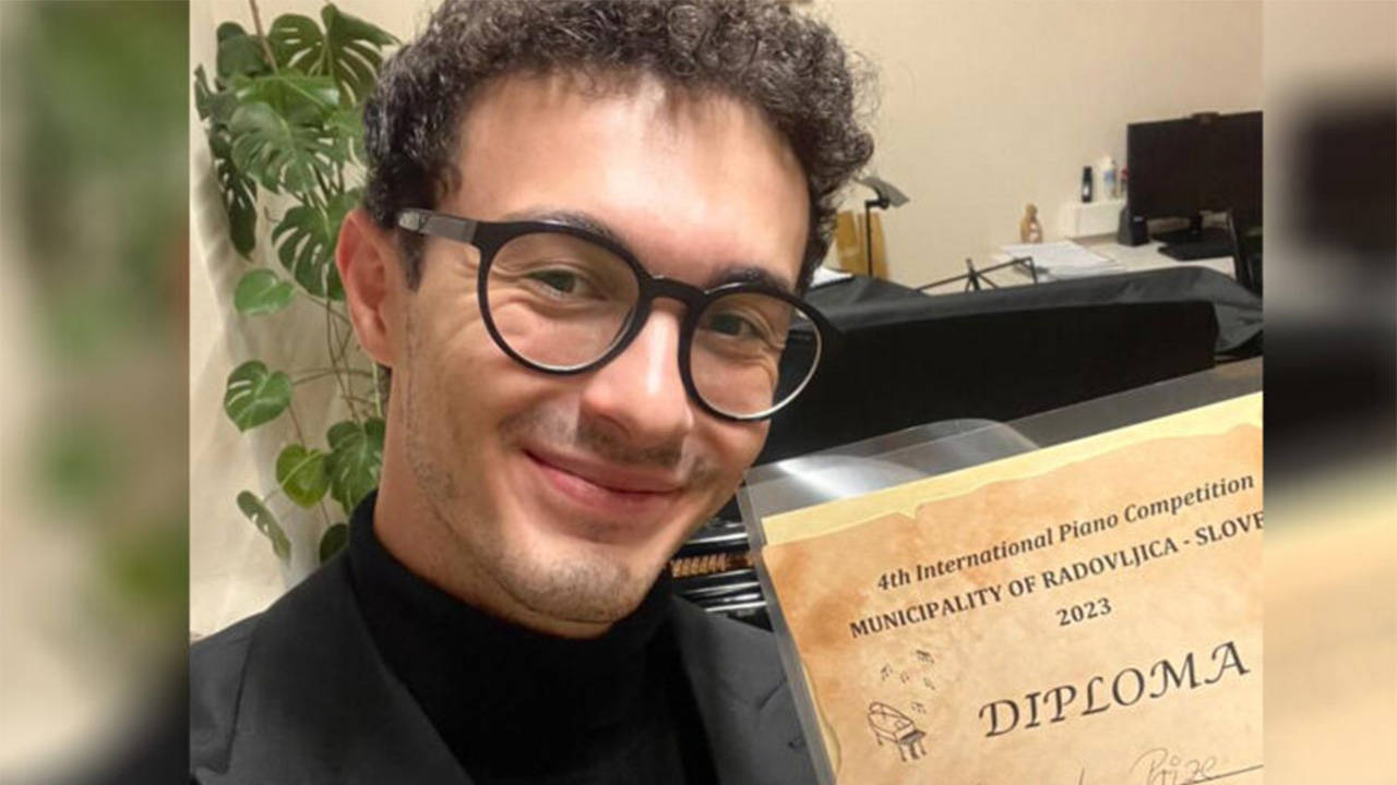 Genç piyanist Alaz İkiz’e uluslararası piyano ödülü