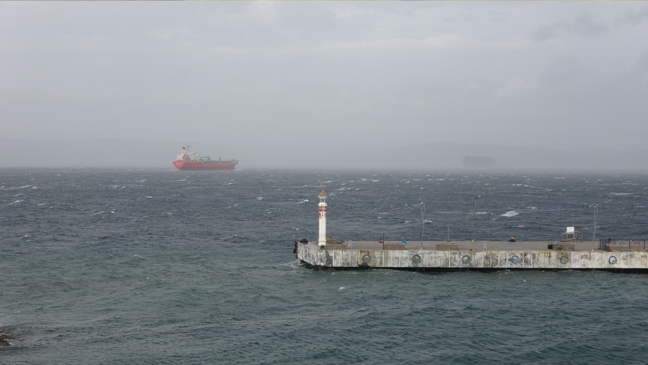 Çanakkale Boğazı, fırtına nedeniyle gemi geçişlerine kapatıldı