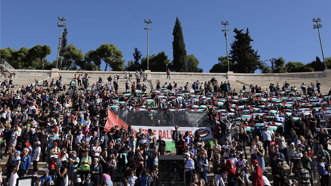 Atina'daki maraton koşusunda Filistin bayrakları açıldı