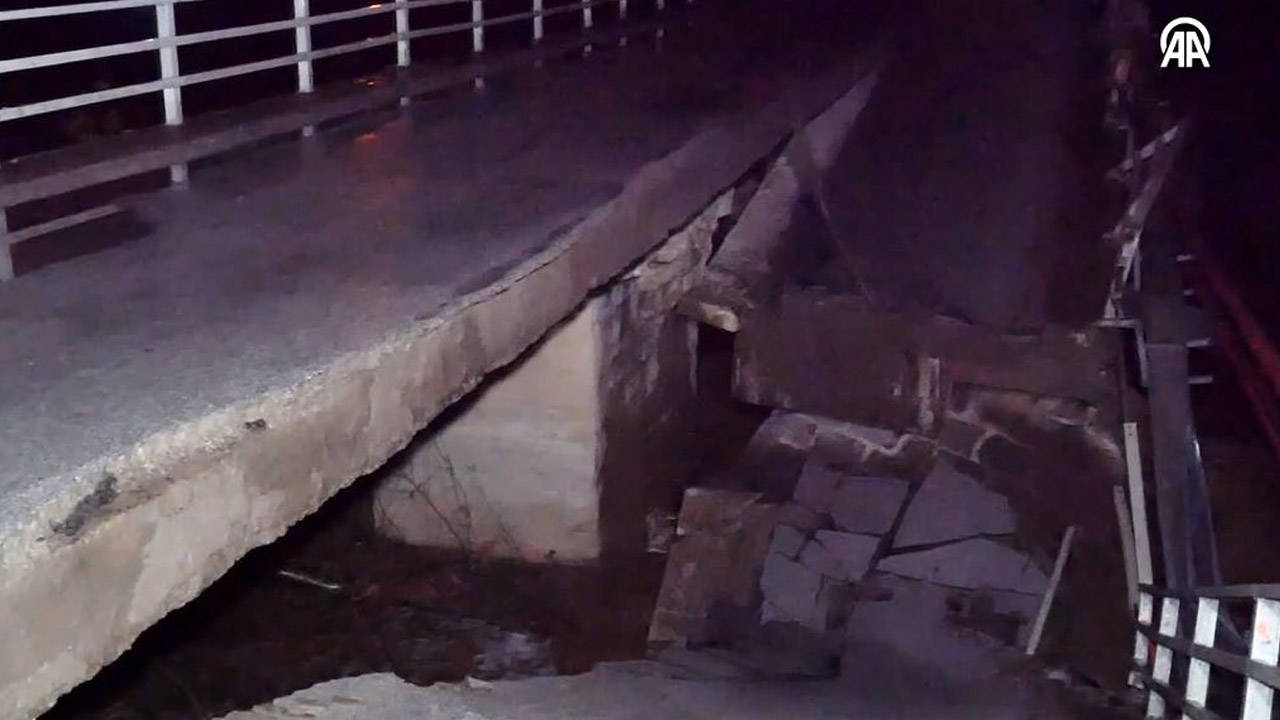 Balıkesir'de şiddetli yağış: Kısmen çöken köprü ulaşıma kapatıldı