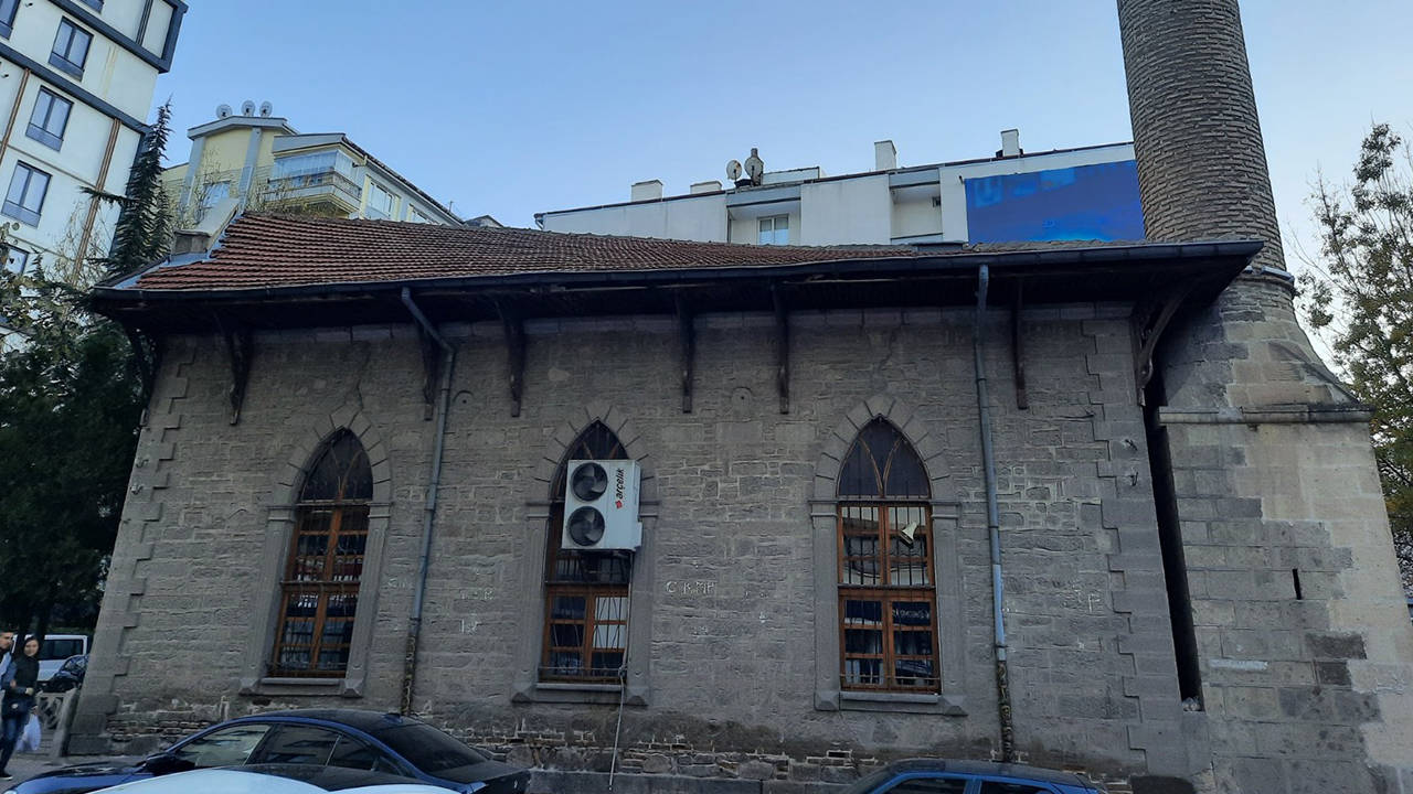 Osmanlı döneminde yapılan tarihi caminin dış cephesine klima taktılar