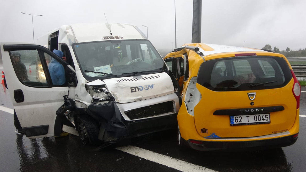 Kocaeli'de işçi servisi ile taksi çarpıştı: 13 yaralı
