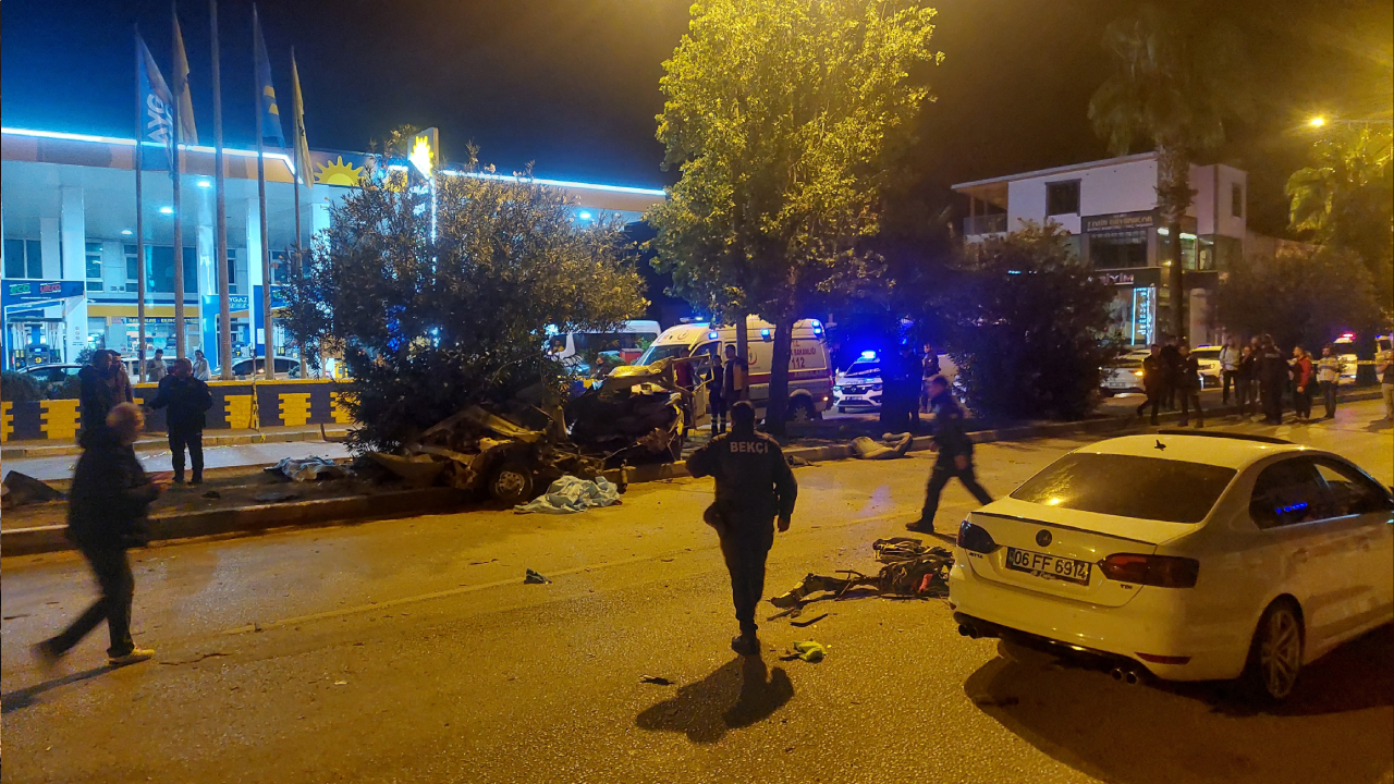 Adana‘da ağaca çarpan otomobil ikiye bölündü: 3 ölü, 2 ağır yaralı