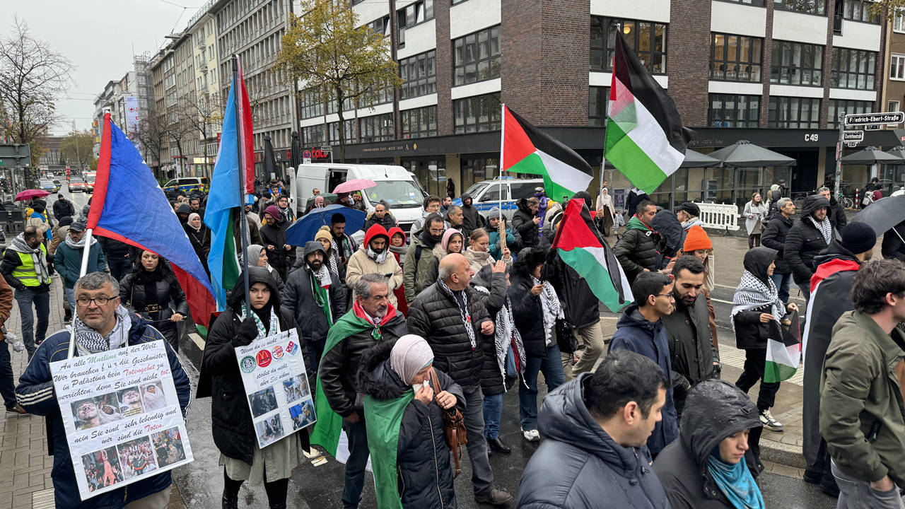 Almanya’da Filistin halkıyla dayanışma yürüyüşüne binlerce kişi katıldı