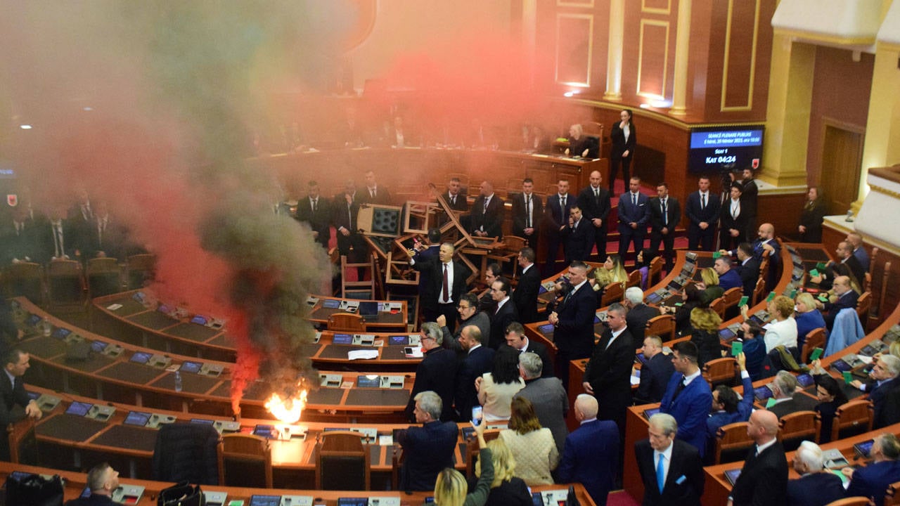 Arnavutluk Meclisi'nde muhalefet vekilleri sis bombası attı, bütçe görüşmeleri ertelendi