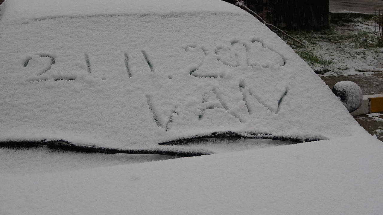 Van’da kar yağışı: 142 yol ulaşıma kapandı