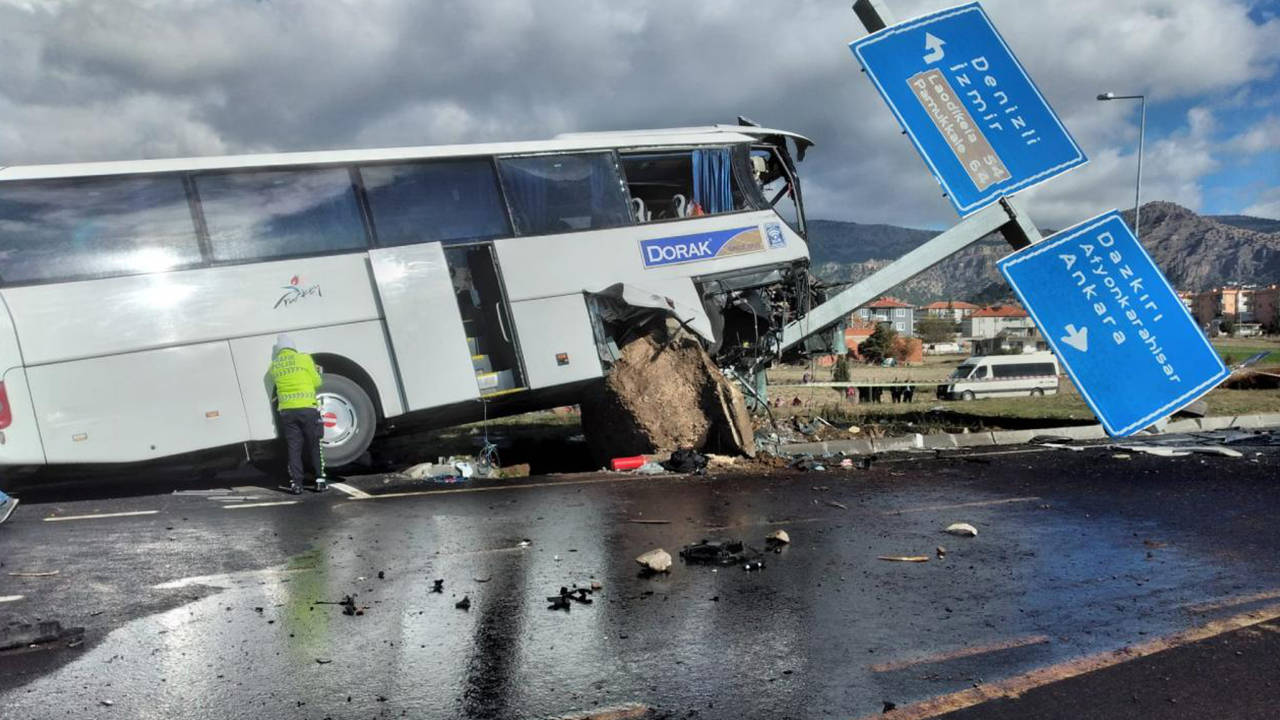 Denizli'de turistleri taşıyan otobüsle otomobil çarpıştı: 30 yaralı