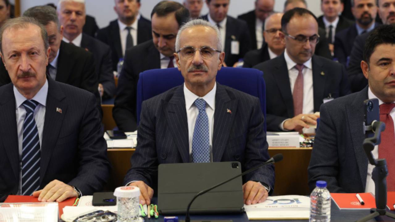 Ulaştırma ve Altyapı Bakanı Uraloğlu'ndan ‘Yap-İşlet-Devret’ savunması: Parası olan otoyoldan gider