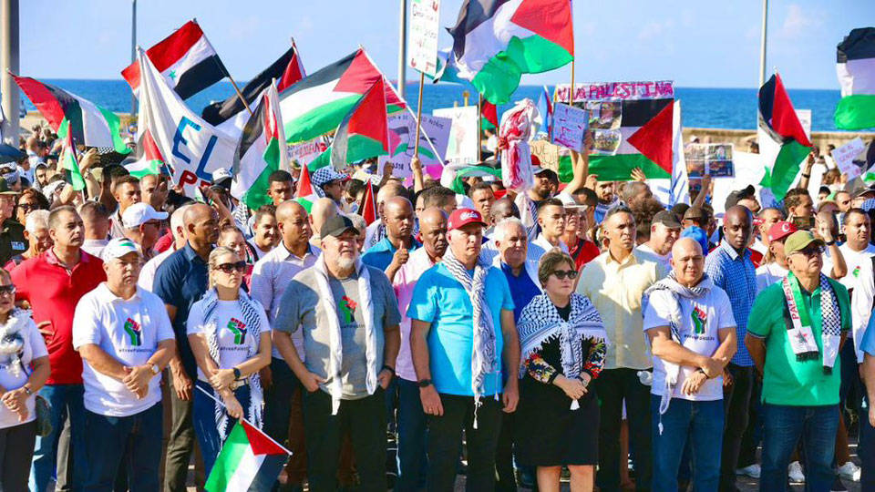 Küba halkı, Devlet Başkanı Canel'in de katılımıyla Filistin'e destek için yürüdü