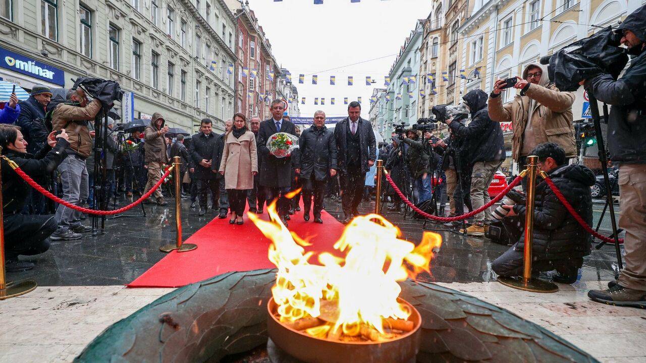 Özgür Özel, Bosna Hersek'te 'Sonsuz Ateş Anıtı'na çiçek bıraktı
