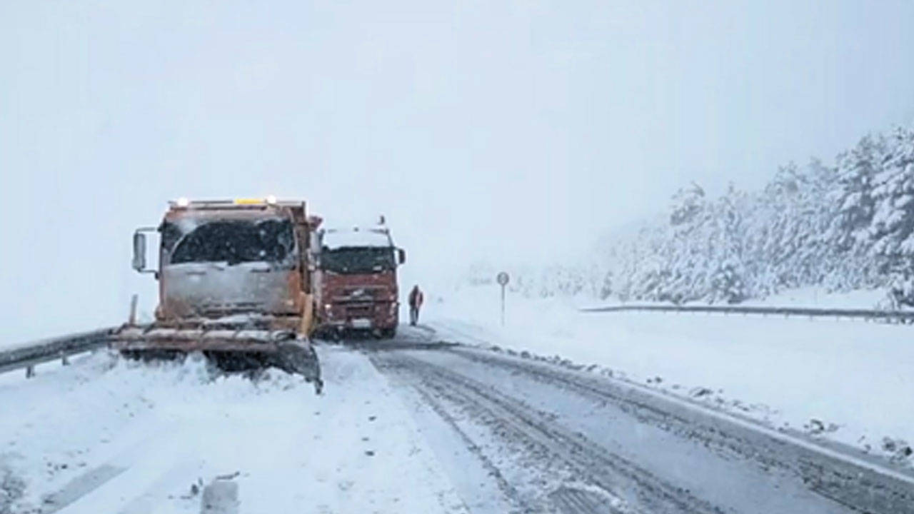 Ardahan-Artvin kara yolu ağır tonajlı araç geçişine kapatıldı