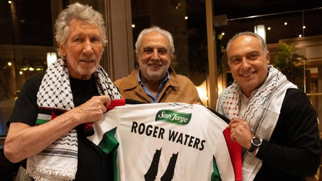 Roger Waters'a Şili ziyaretinde Palestino forması hediye edildi
