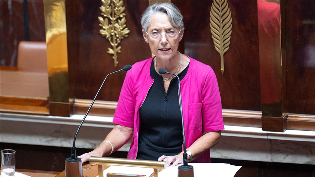 Fransa'da Başbakan Borne, Meclis'te elektronik sigara içti: Muhalefet tepki gösterdi