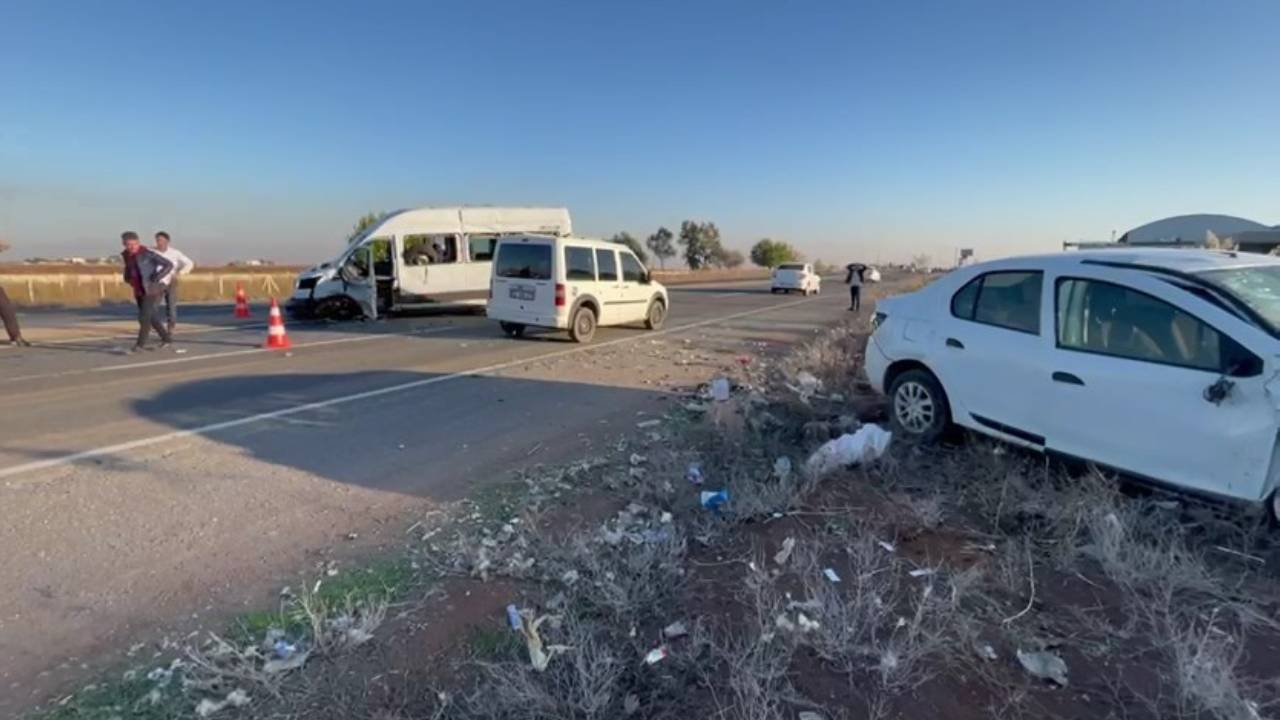 Şanlıurfa'da öğretmenleri taşıyan minibüs ile otomobil çarpıştı: 12 yaralı