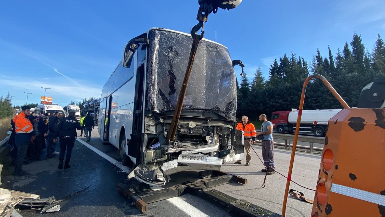 TEM'de yolcu otobüsü, TIR'a arkadan çarptı: 13 yaralı