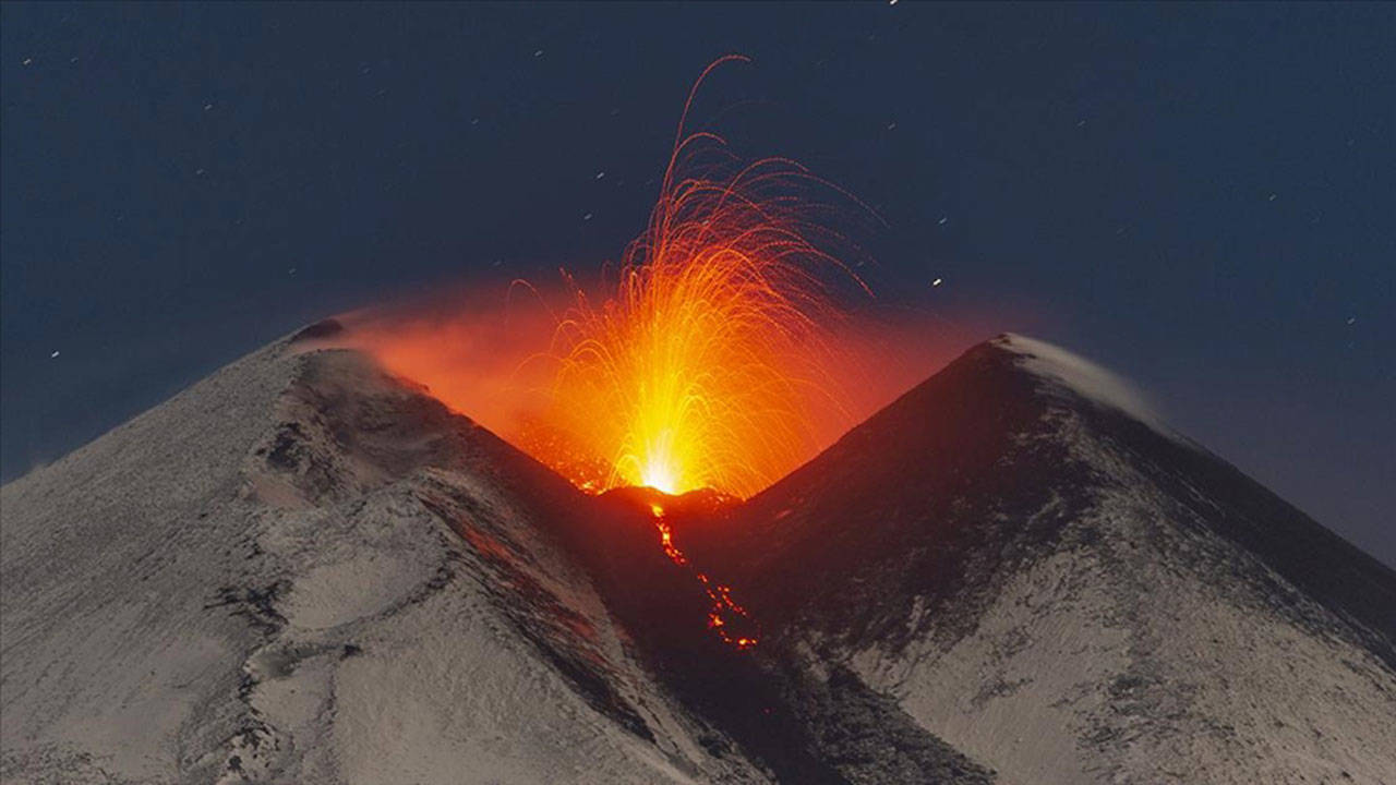 Yeniden faaliyete geçmişti: Etna Yanardağı güçlü şekilde kül ve lav püskürttü