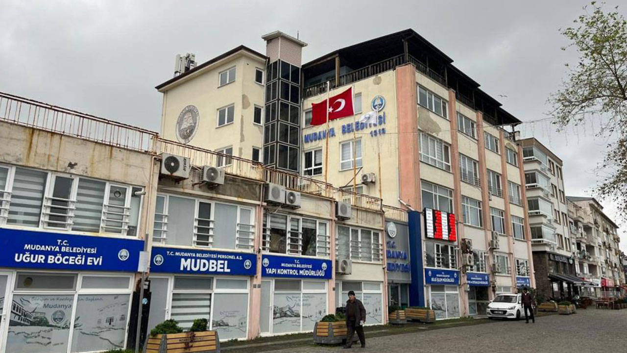 Deprem sırasında Mudanya belediye binasında çatlak oluştu: Bina tedbir amaçlı boşaltıldı